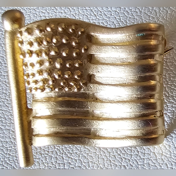 Ann Taylor Jewelry - American Flag Vintage Gold Tone Brooch By Ann Tylor